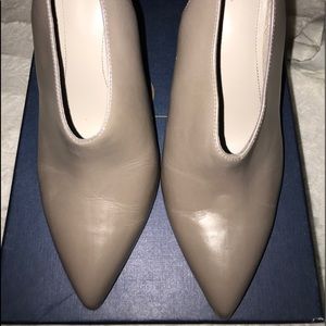 NEW never worn Pour La Victorie Taupe Gray Slingback Heels